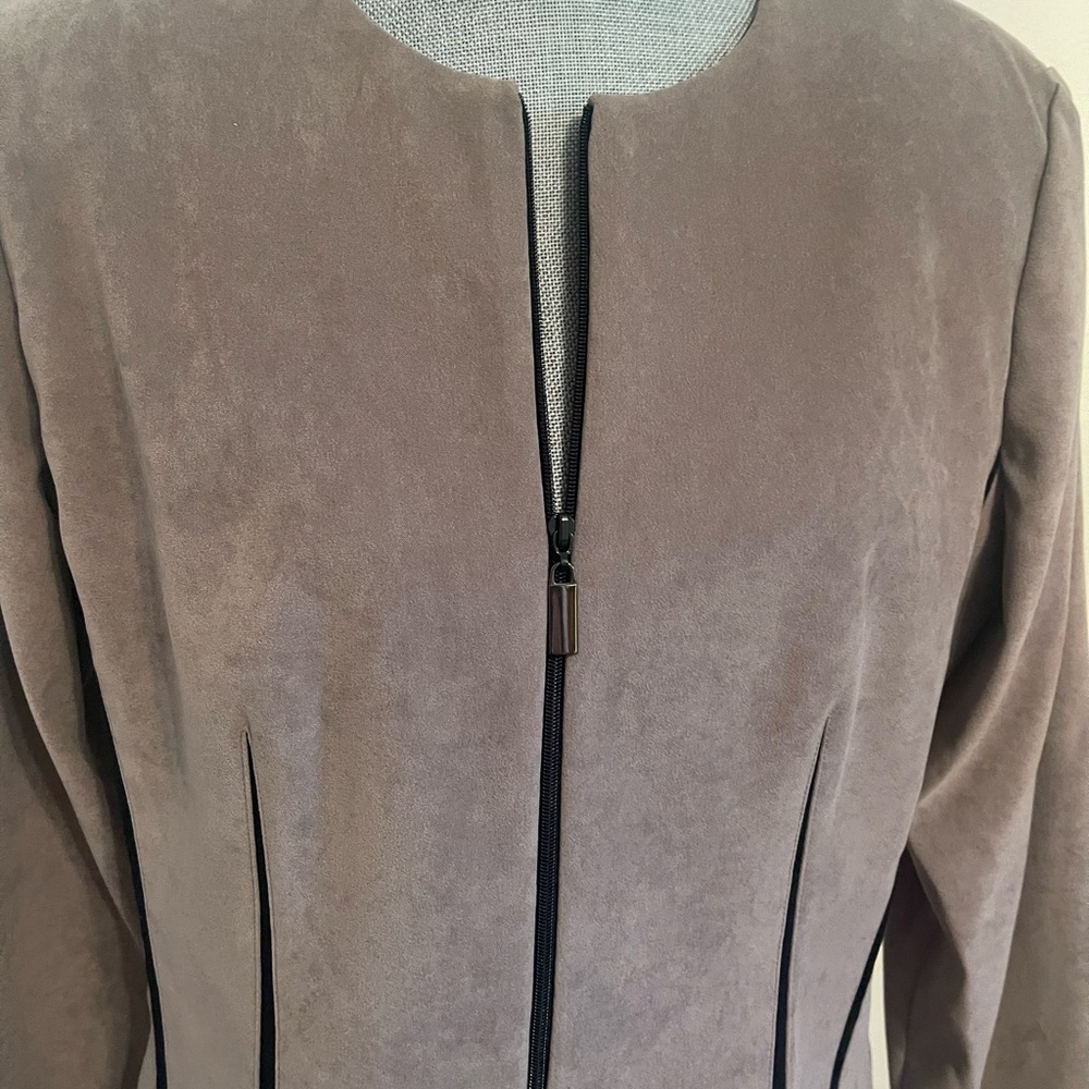 Positive Attitude Women's Taupe Suede Collarless Jacket. Size 14 - Picture 15 of 15